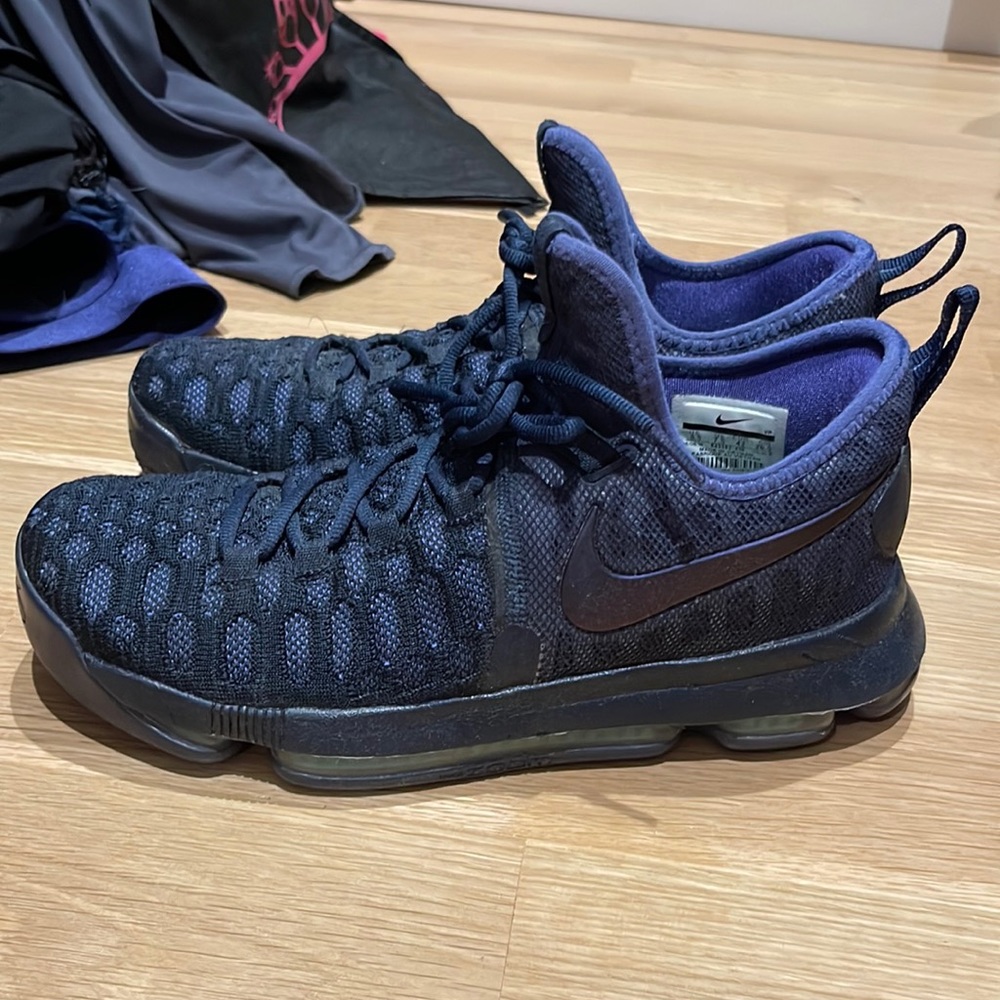Kevin Durant used basketball shoes size 8.5M